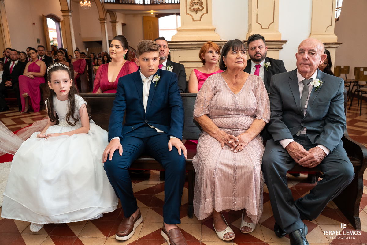 fotografia de casamento na cidade de pitangui na igreja de sao Francisco 