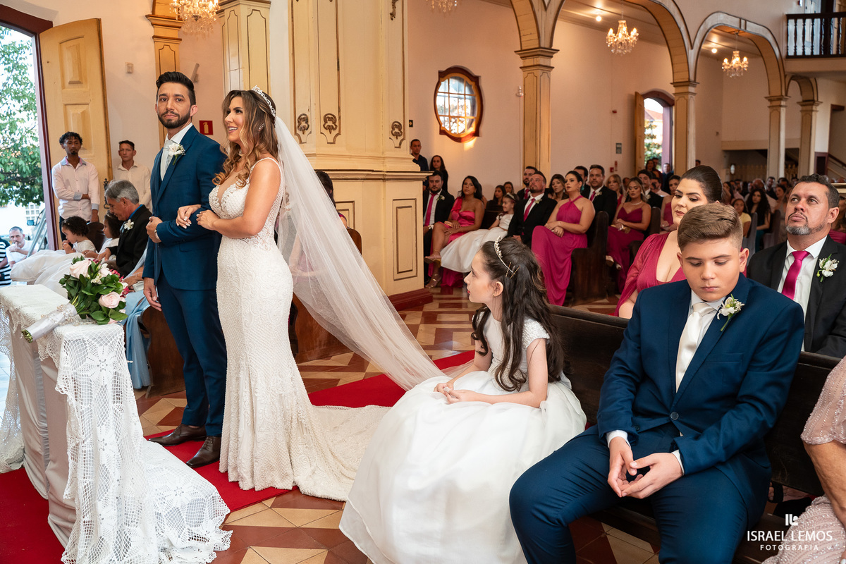 fotografia de casamento na cidade de pitangui na igreja de sao Francisco 