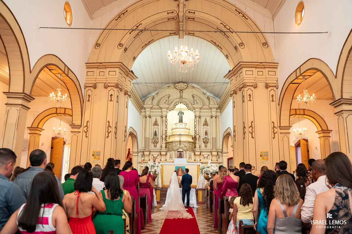 fotografia de casamento na cidade de pitangui na igreja de sao Francisco 