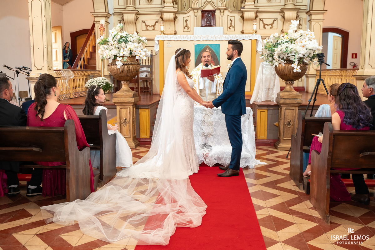 fotografia de casamento na cidade de pitangui na igreja de sao Francisco 