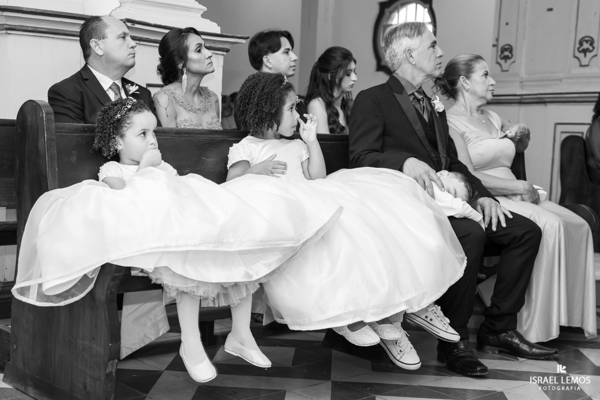 fotografia de casamento na cidade de pitangui na igreja de sao Francisco 
