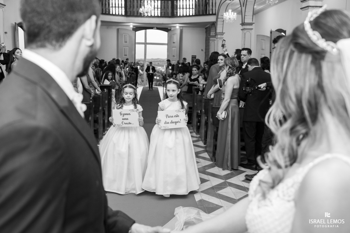 fotografia de casamento na cidade de pitangui na igreja de sao Francisco 