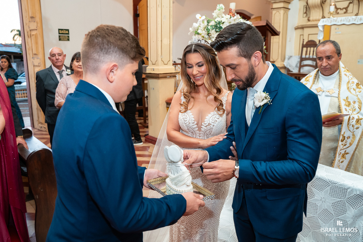 fotografia de casamento na cidade de pitangui na igreja de sao Francisco 