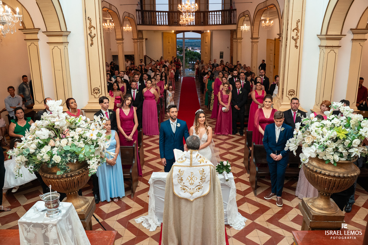 fotografia de casamento na cidade de pitangui na igreja de sao Francisco 