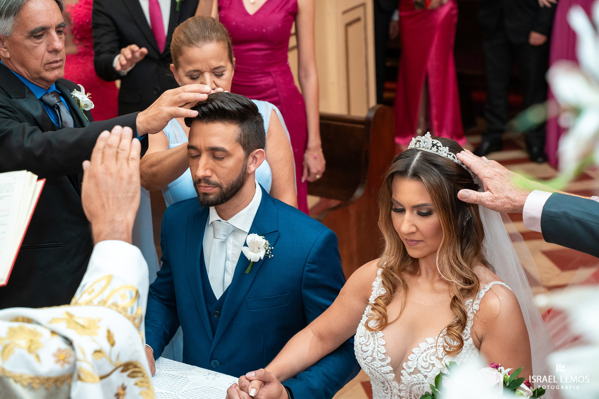 fotografia de casamento na cidade de pitangui na igreja de sao Francisco 