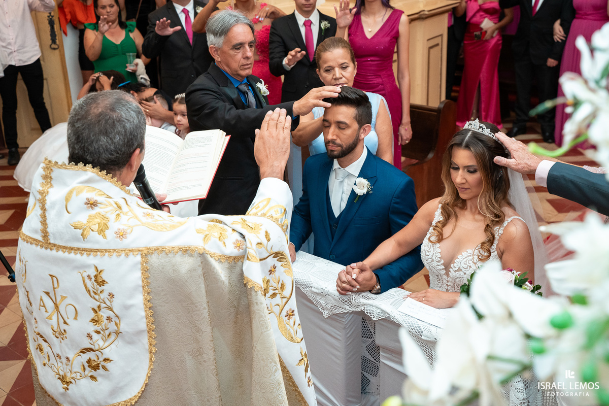 fotografia de casamento na cidade de pitangui na igreja de sao Francisco 
