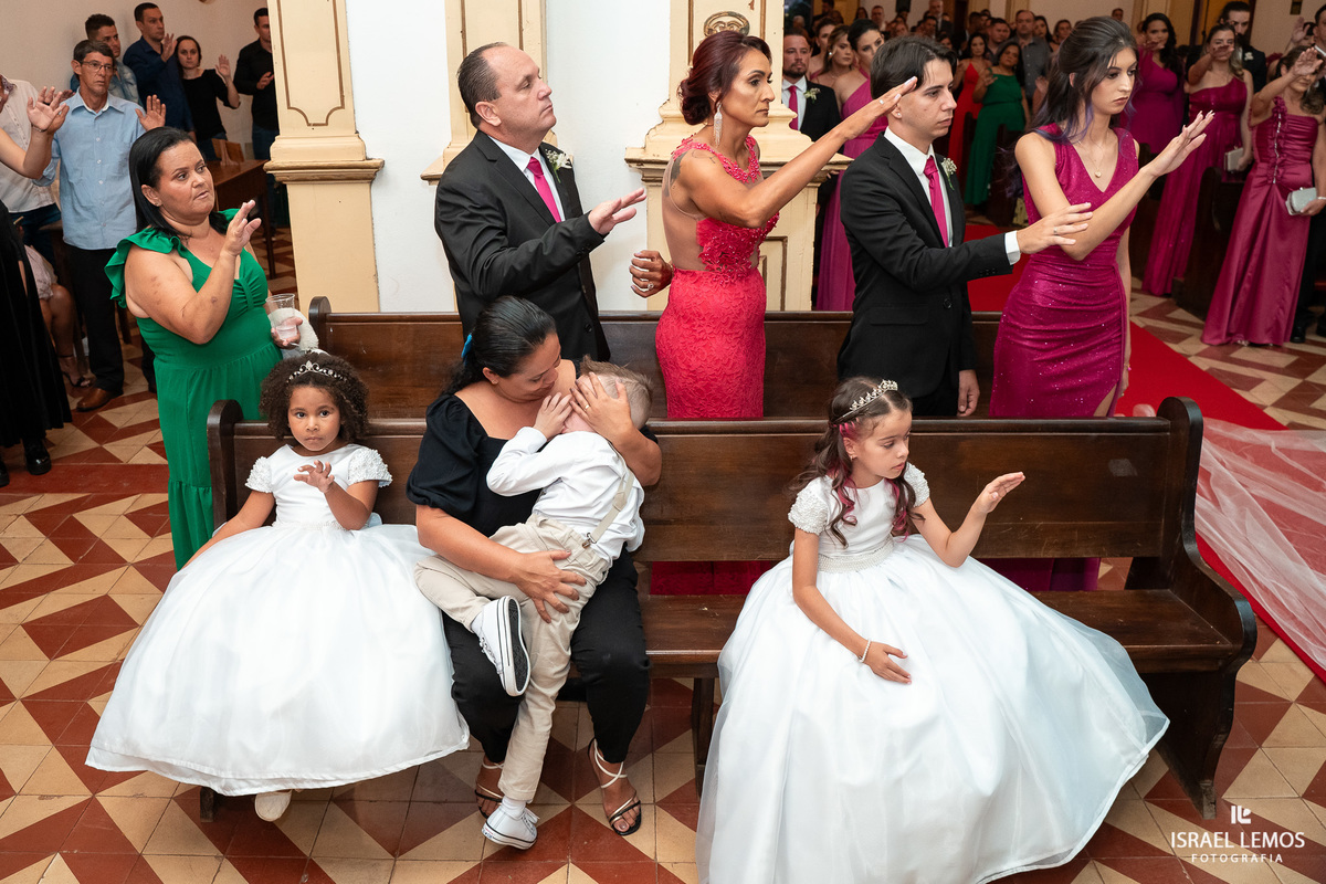 fotografia de casamento na cidade de pitangui na igreja de sao Francisco 