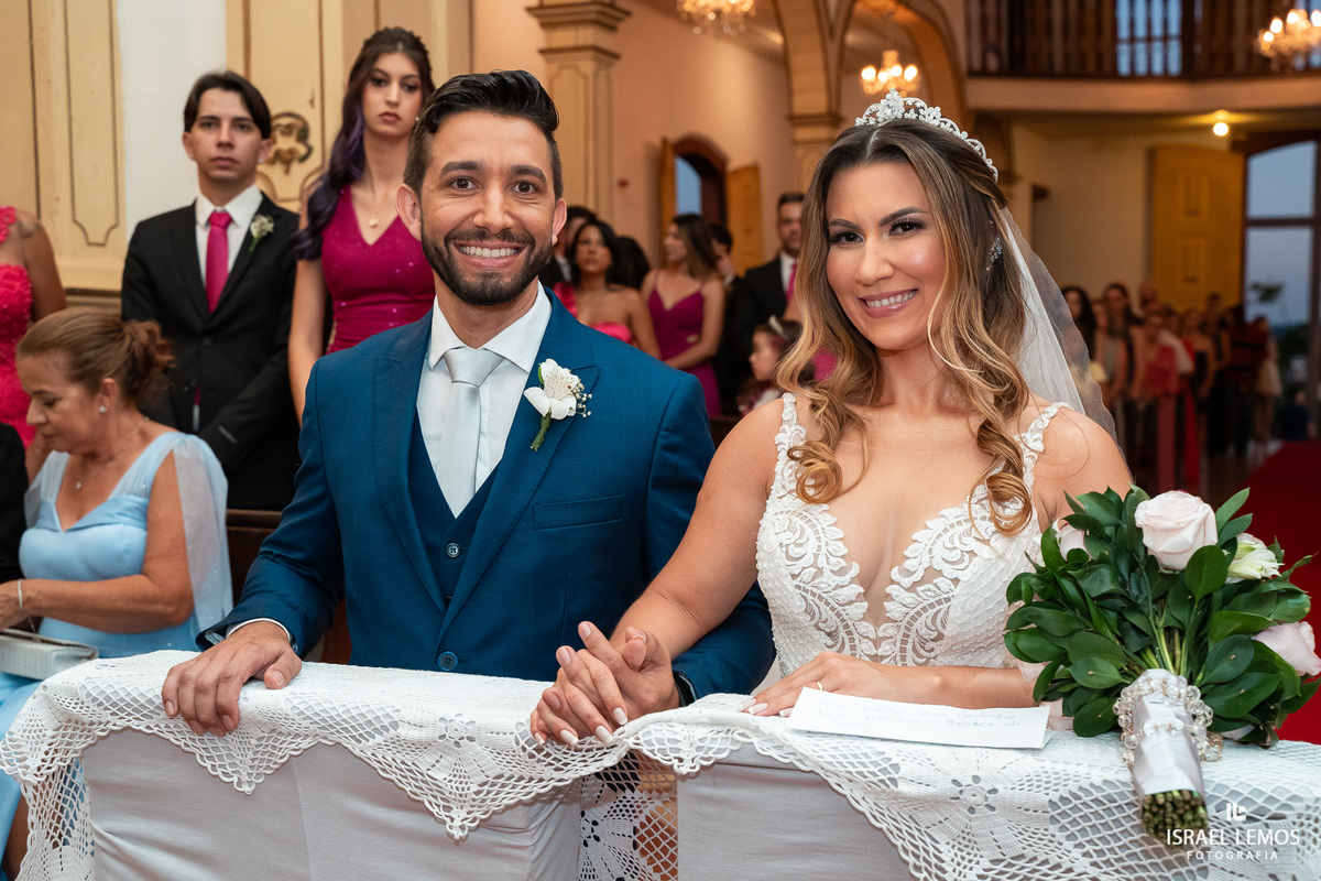 fotografia de casamento na cidade de pitangui na igreja de sao Francisco 