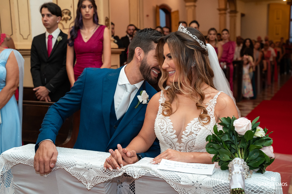 fotografia de casamento na cidade de pitangui na igreja de sao Francisco 