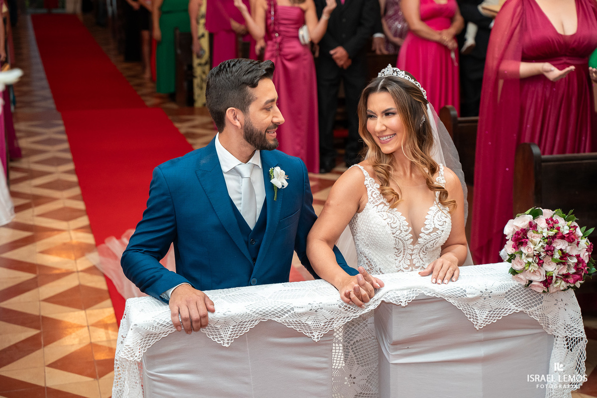 fotografia de casamento na cidade de pitangui na igreja de sao Francisco 