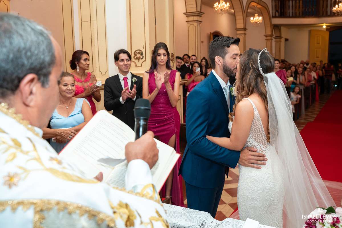 fotografia de casamento na cidade de pitangui na igreja de sao Francisco 