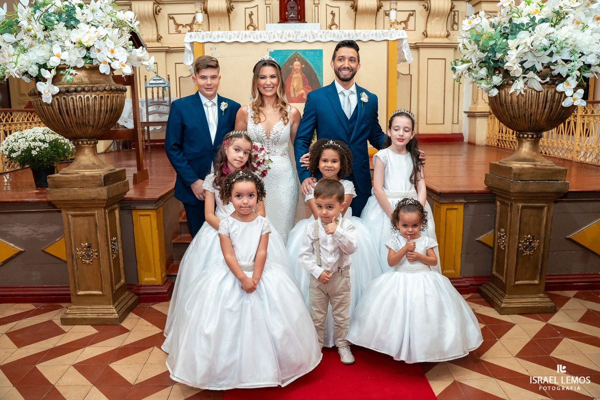 fotografia de casamento na cidade de pitangui na igreja de sao Francisco 