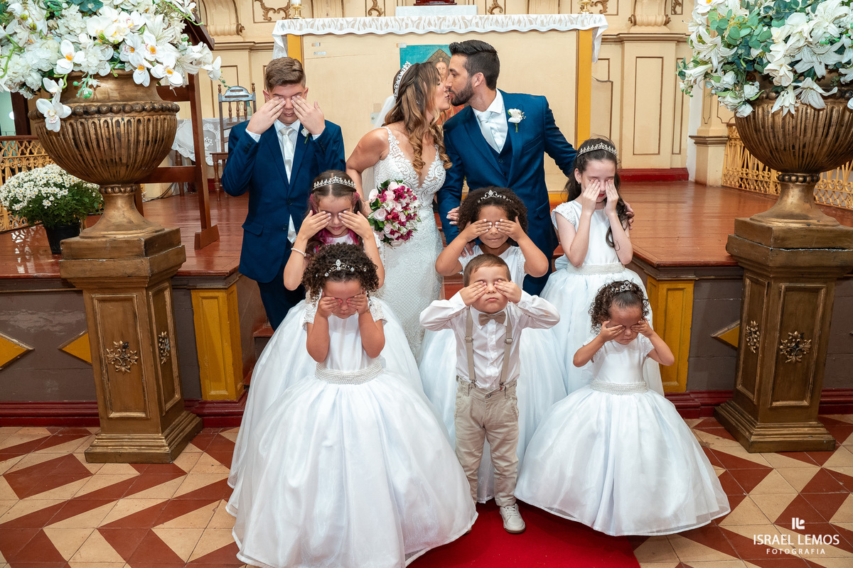 fotografia de casamento na cidade de pitangui na igreja de sao Francisco 