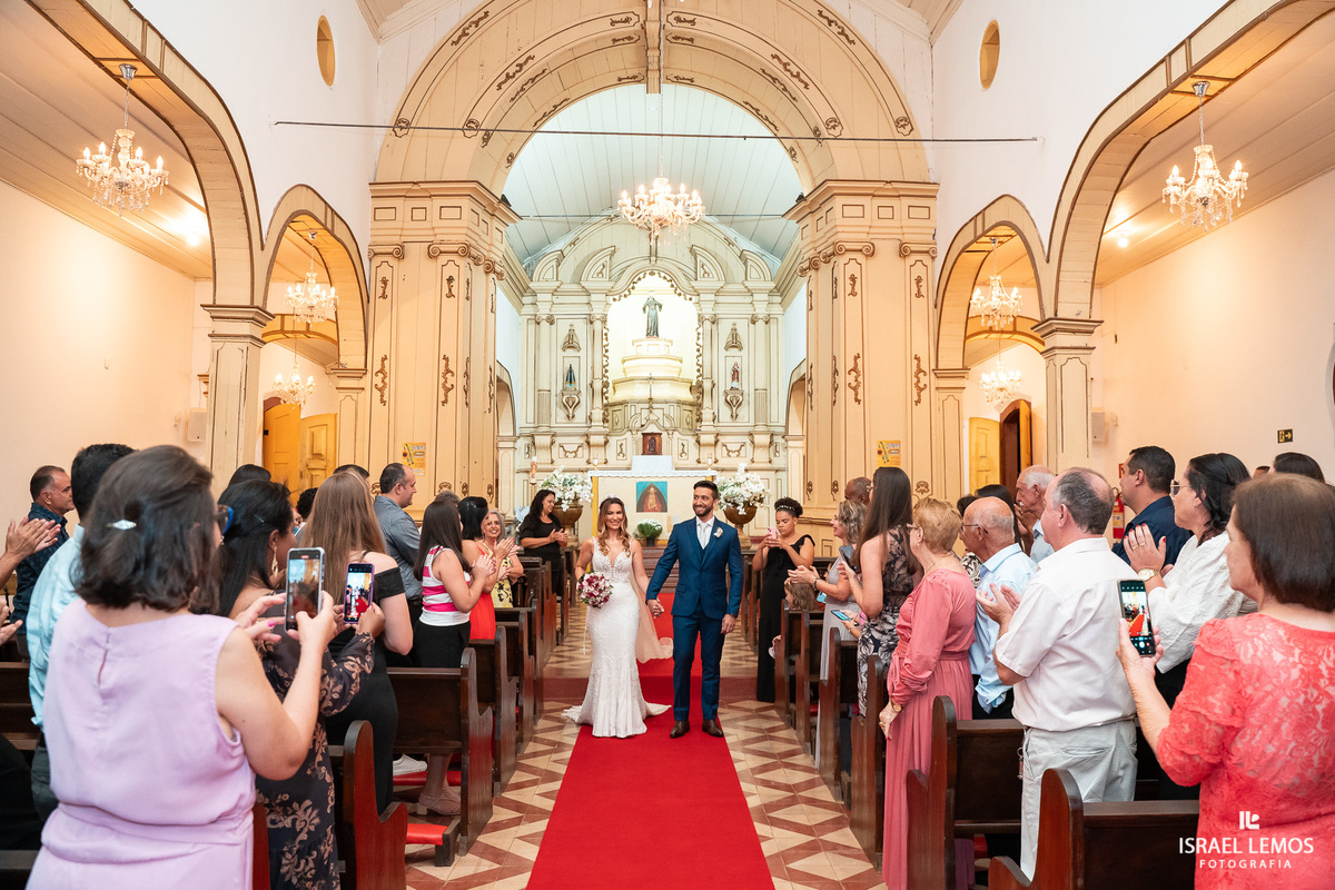 fotografia de casamento na cidade de pitangui na igreja de sao Francisco 