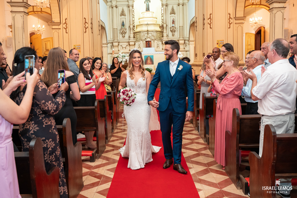 fotografia de casamento na cidade de pitangui na igreja de sao Francisco 