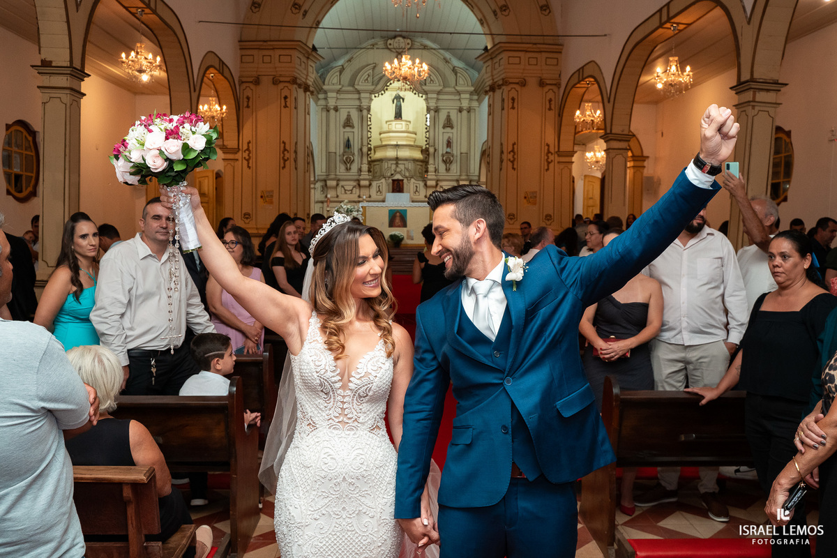 fotografia de casamento na cidade de pitangui na igreja de sao Francisco 
