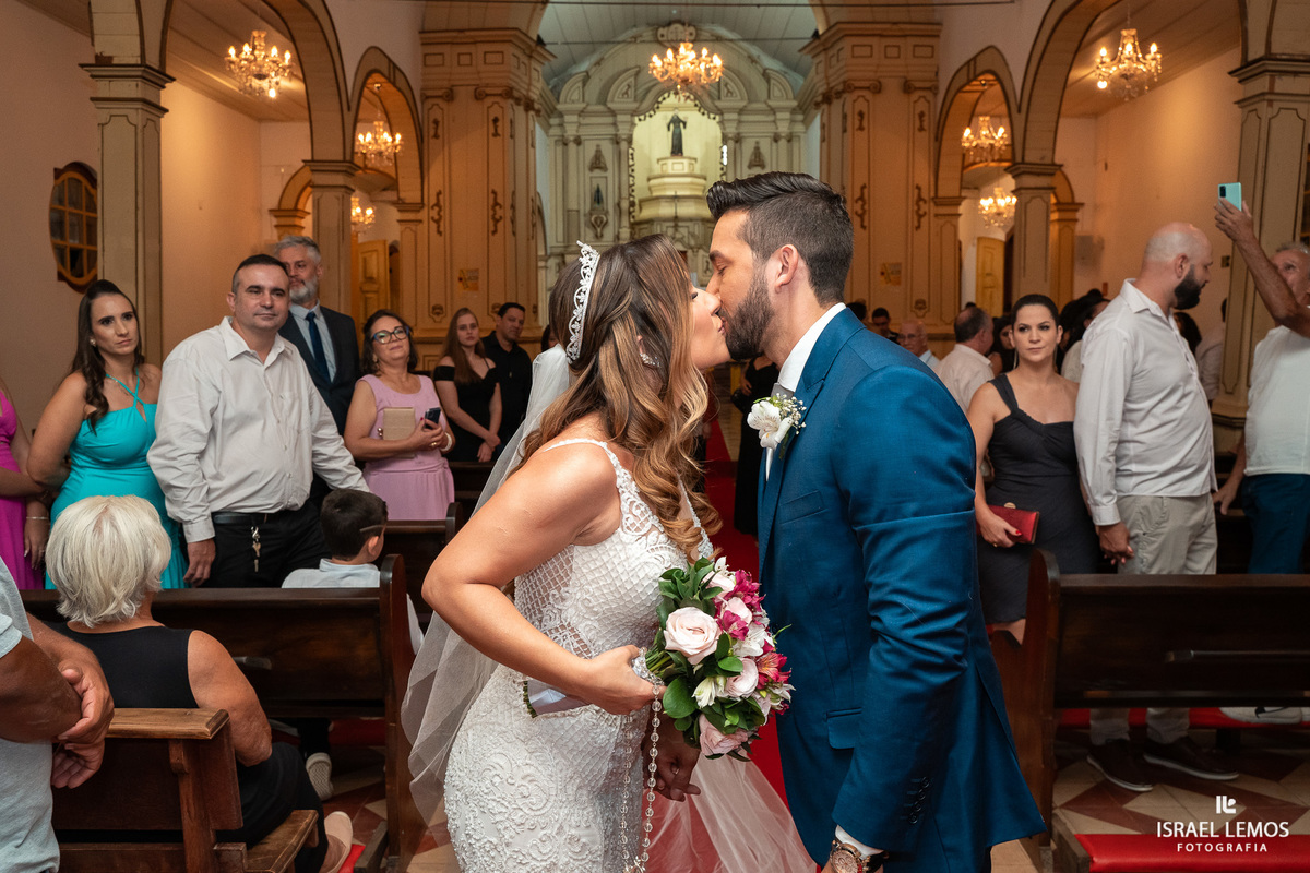 fotografia de casamento na cidade de pitangui na igreja de sao Francisco 
