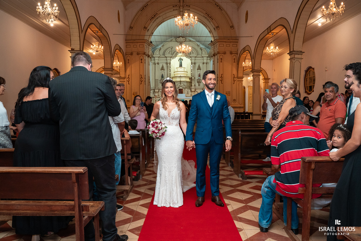 fotografia de casamento na cidade de pitangui na igreja de sao Francisco 