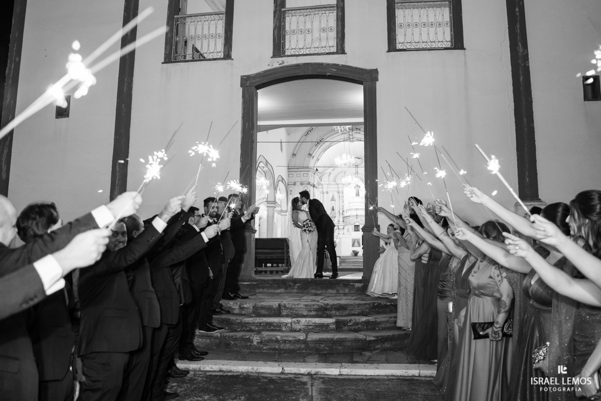 fotografia de casamento na cidade de pitangui na igreja de sao Francisco 