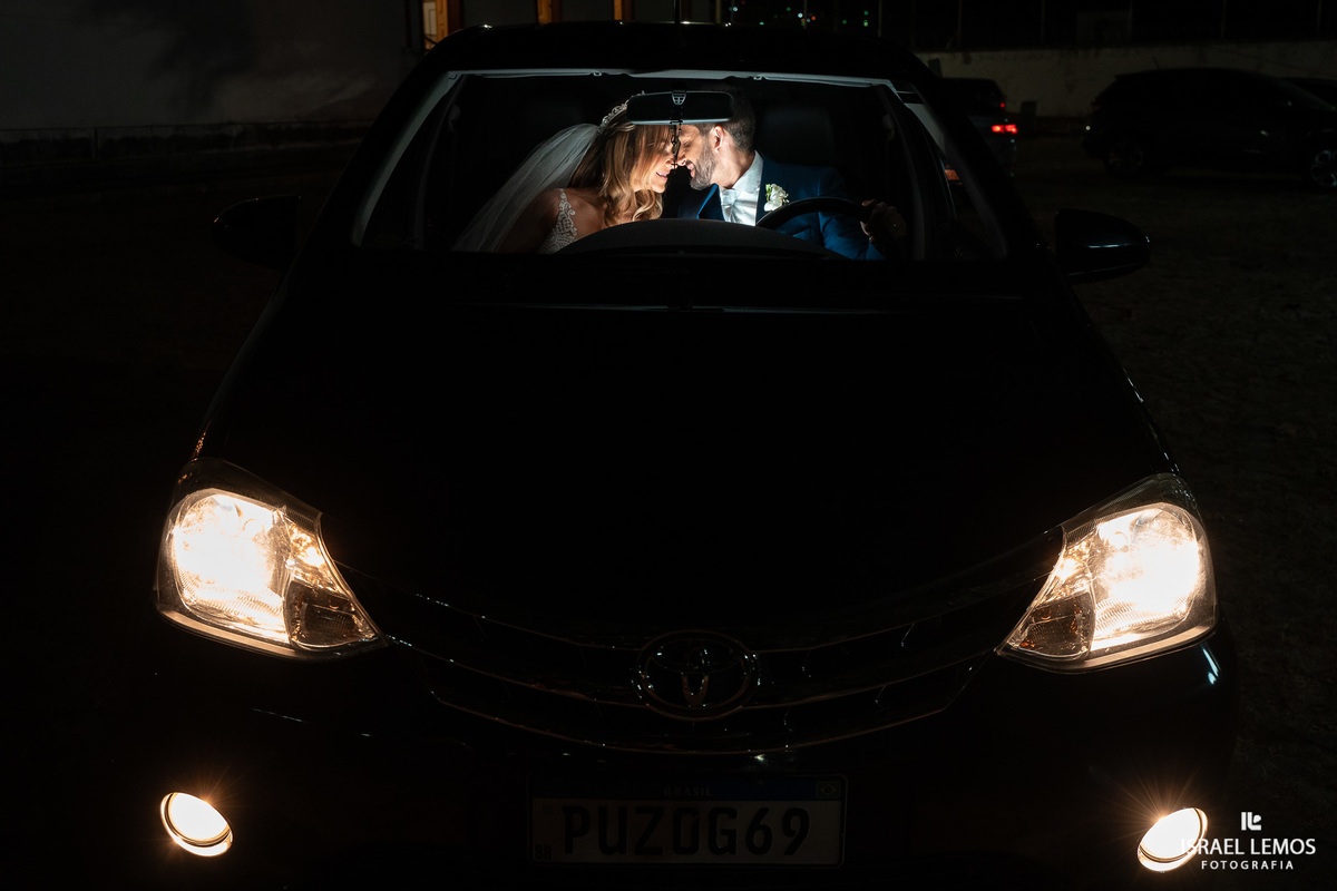 noivos fazem foto no carro em pitangui