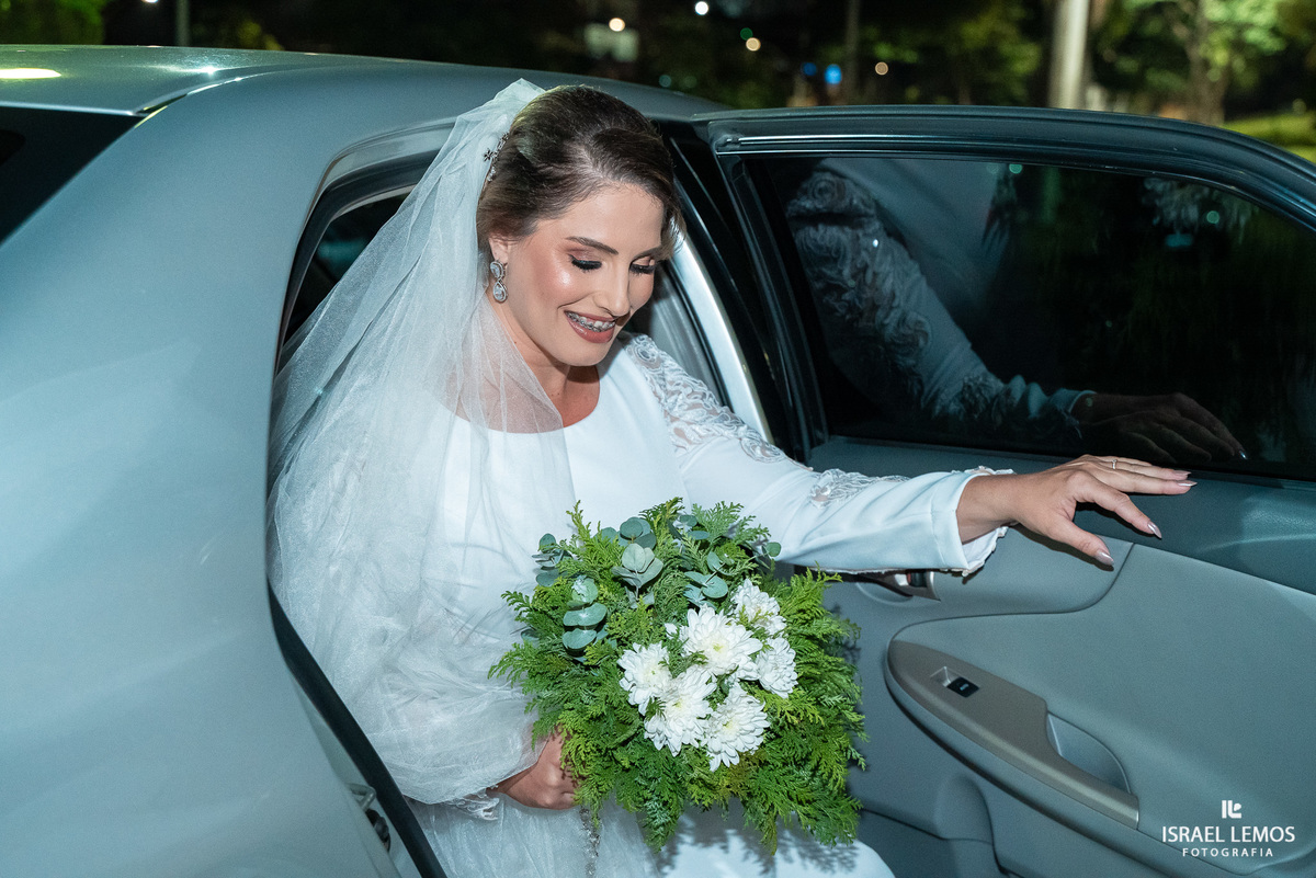 noiva chegando na igreja