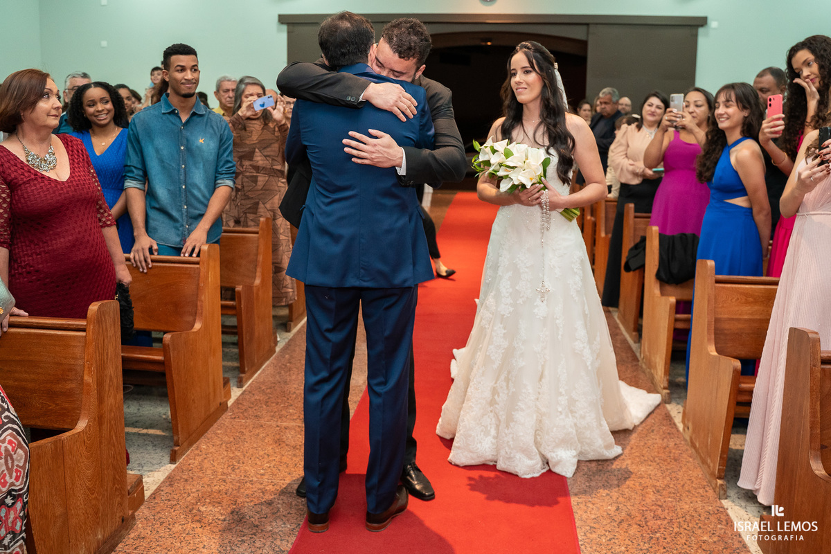 casamento na igreja de Para de minas Sao sebastião com fotos lindas do fotografo d casamento Israel lemos