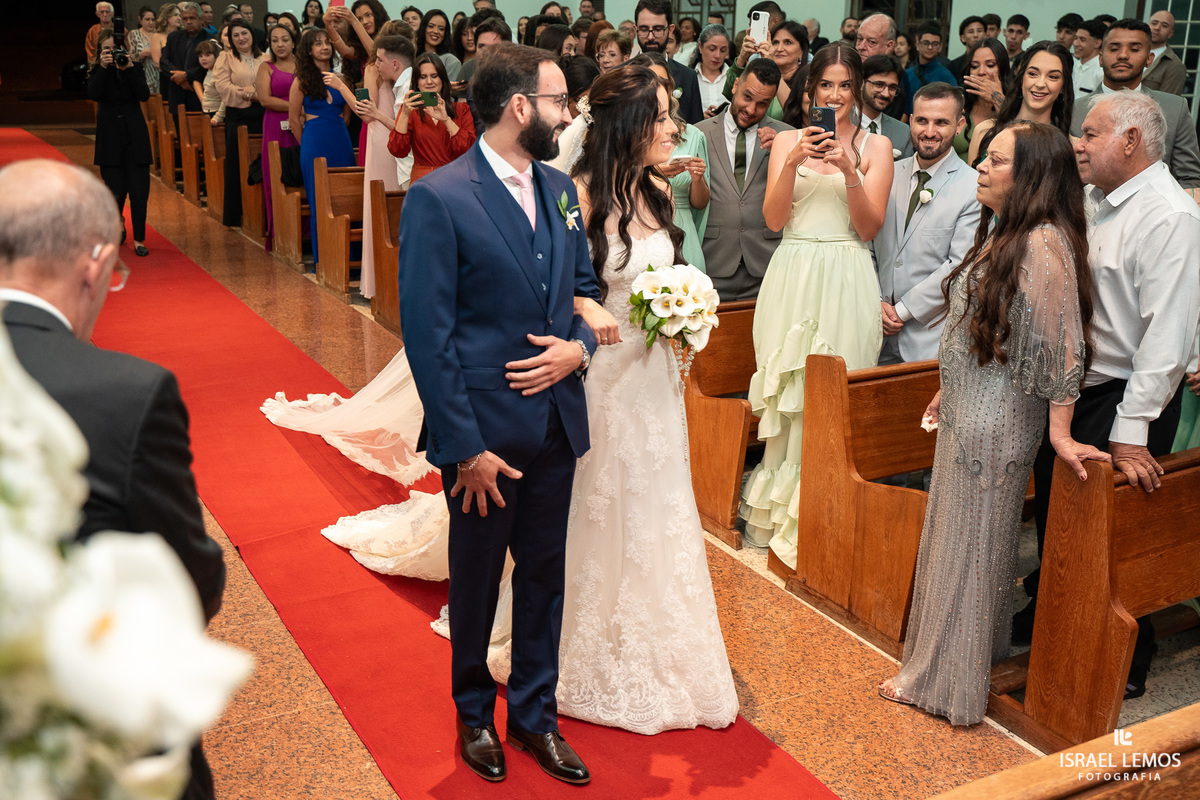 casamento na igreja de Para de minas Sao sebastião com fotos lindas do fotografo d casamento Israel lemos