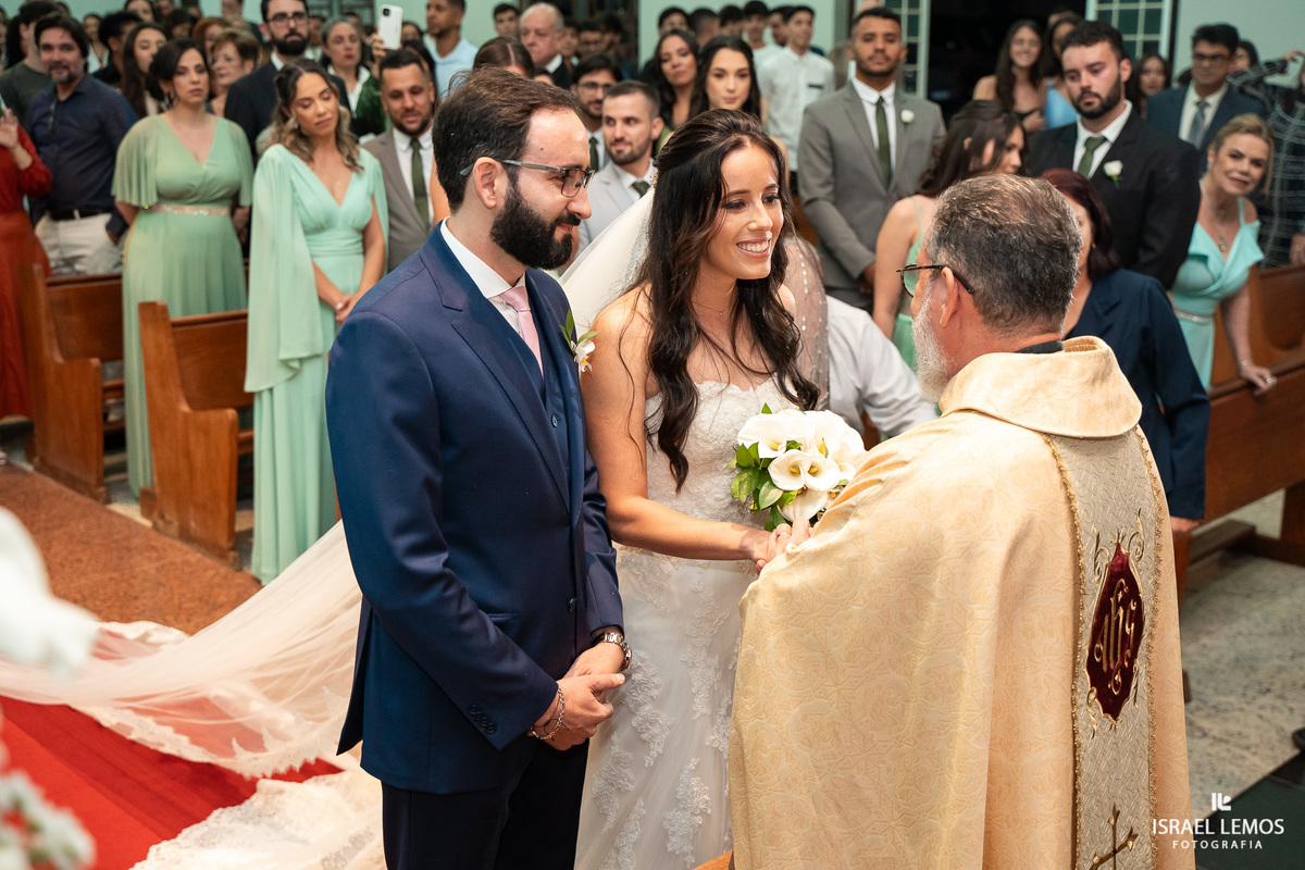 casamento na igreja de Para de minas Sao sebastião com fotos lindas do fotografo d casamento Israel lemos