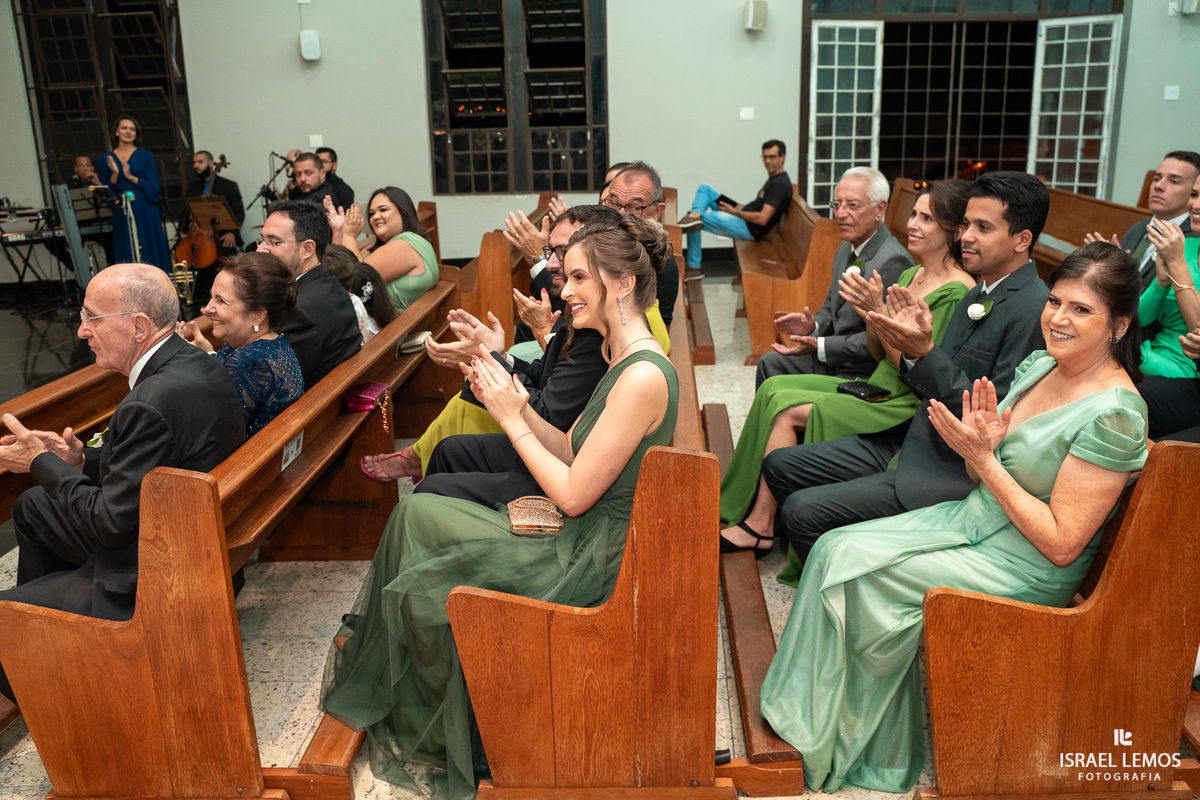 casamento na igreja de Para de minas Sao sebastião com fotos lindas do fotografo d casamento Israel lemos