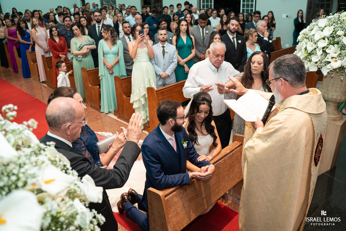 casamento na igreja de Para de minas Sao sebastião com fotos lindas do fotografo d casamento Israel lemos