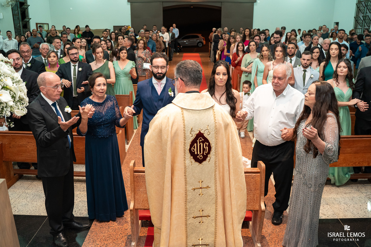 casamento na igreja de Para de minas Sao sebastião com fotos lindas do fotografo d casamento Israel lemos