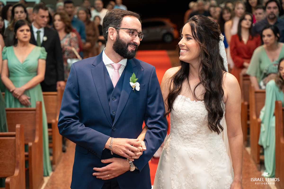 casamento na igreja de Para de minas Sao sebastião com fotos lindas do fotografo d casamento Israel lemos