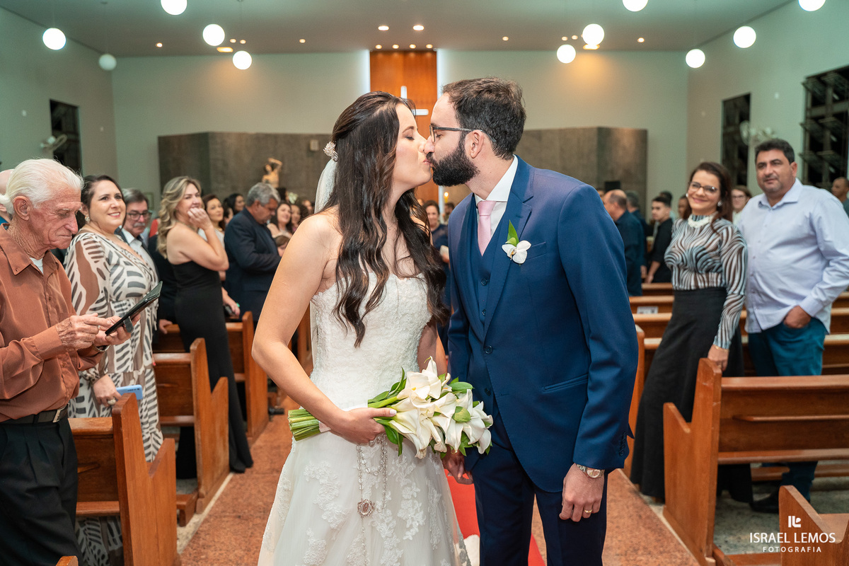 casamento na igreja de Para de minas Sao sebastião com fotos lindas do fotografo d casamento Israel lemos