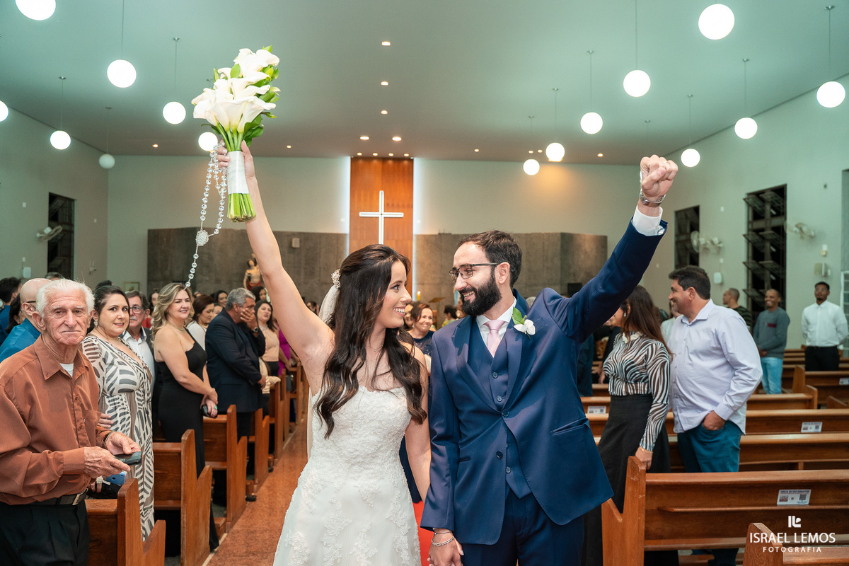 casamento na igreja de Para de minas Sao sebastião com fotos lindas do fotografo d casamento Israel lemos