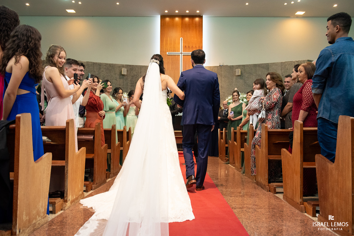 casamento na igreja de Para de minas Sao sebastião com fotos lindas do fotografo d casamento Israel lemos