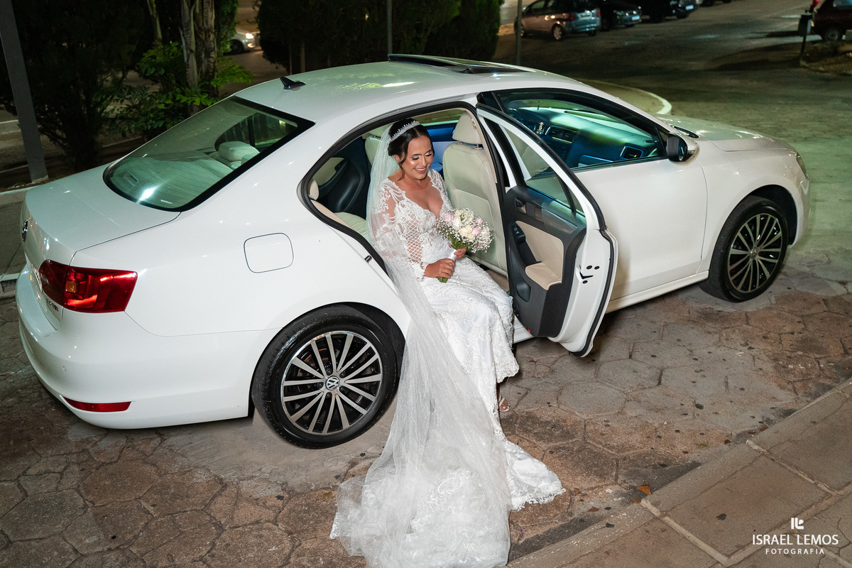 noiva saindo do carro 