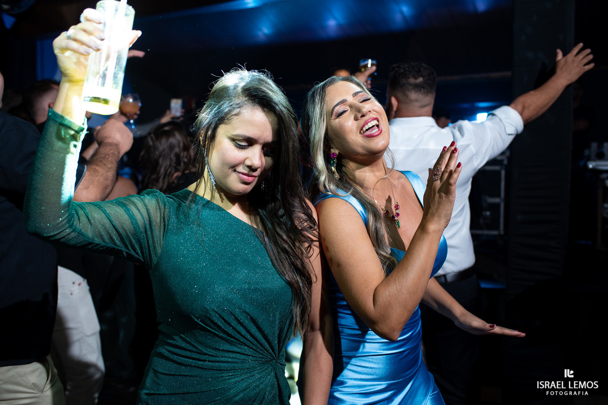 damas de casamento fazendo a festa