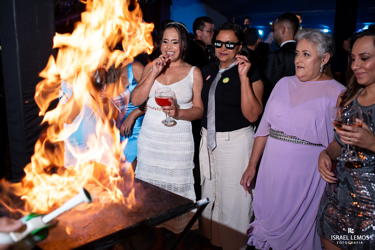 noiva pega foto em festa de casamento