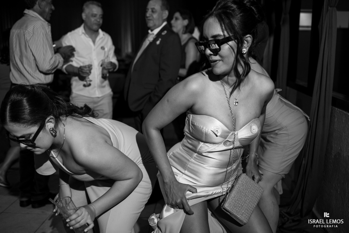 amigas da noiva vai ate o chao e mostra a calcinha