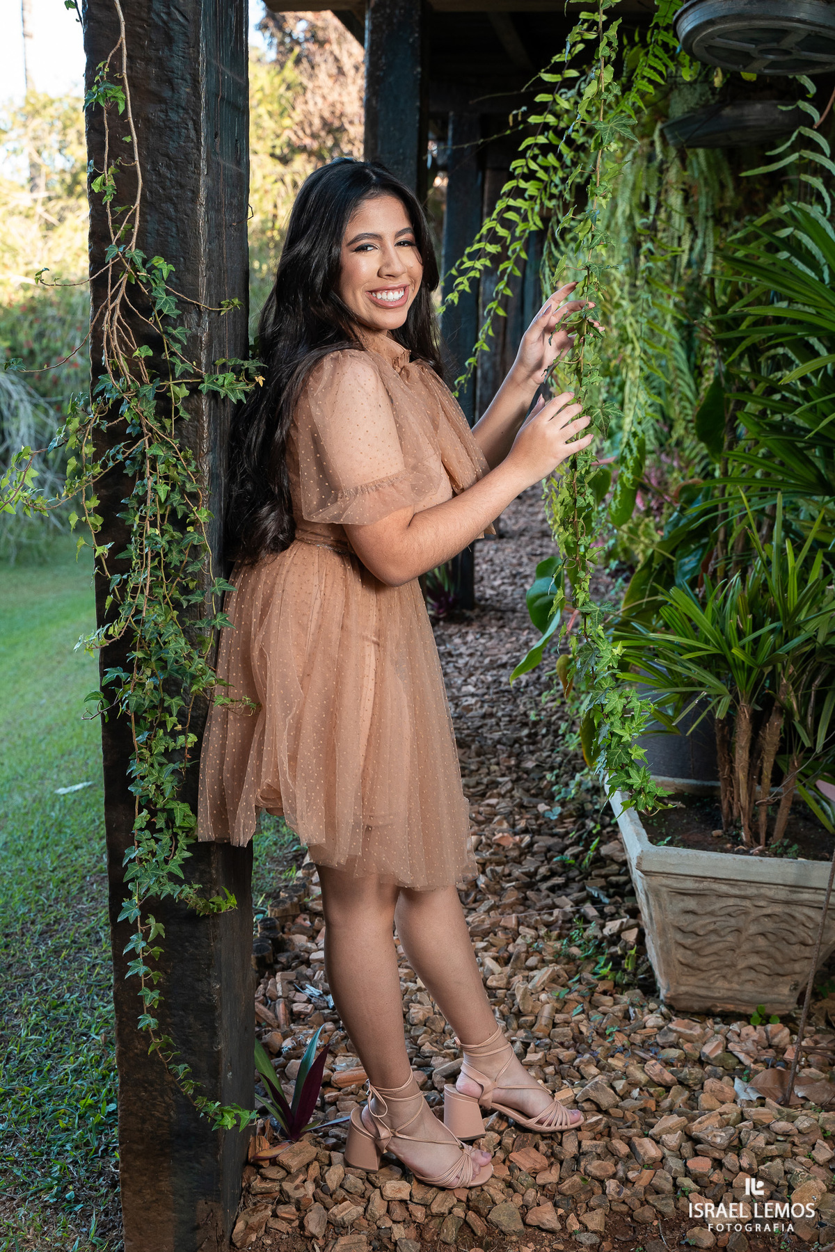 Fotografia de 15 anos na cidade de nova serrana com fotos lindas da debutante de nova serrana lara fotos oficiais pelo fotografo de casamento Israel lemos