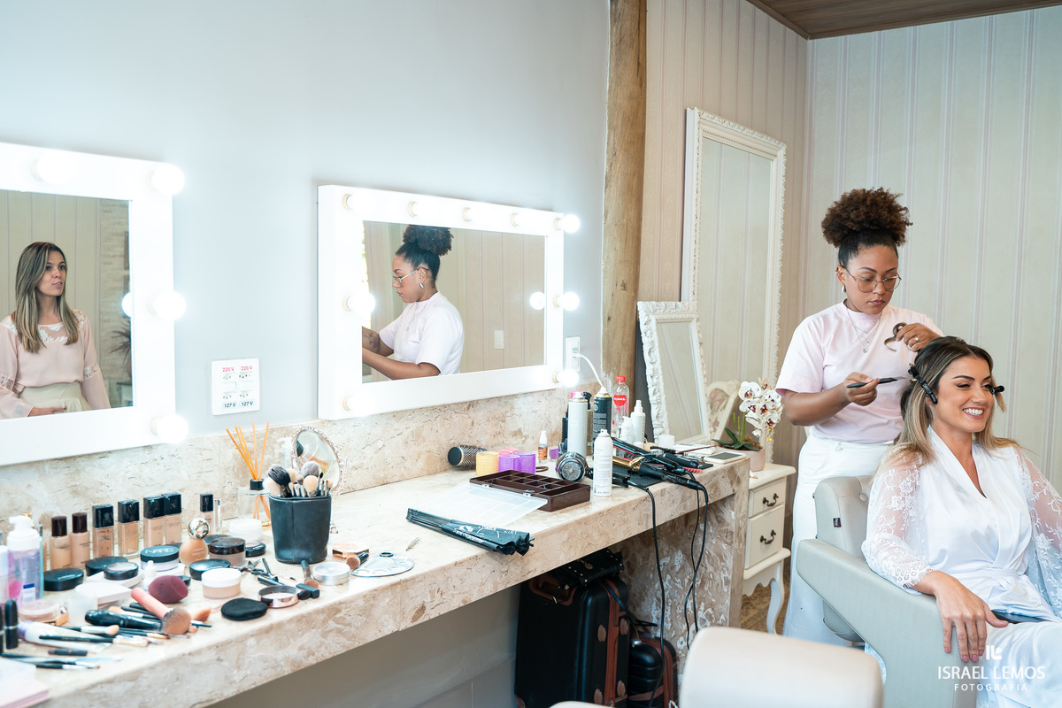 noiva se arrumando no Espaço Sanctuarium na cidade de betim