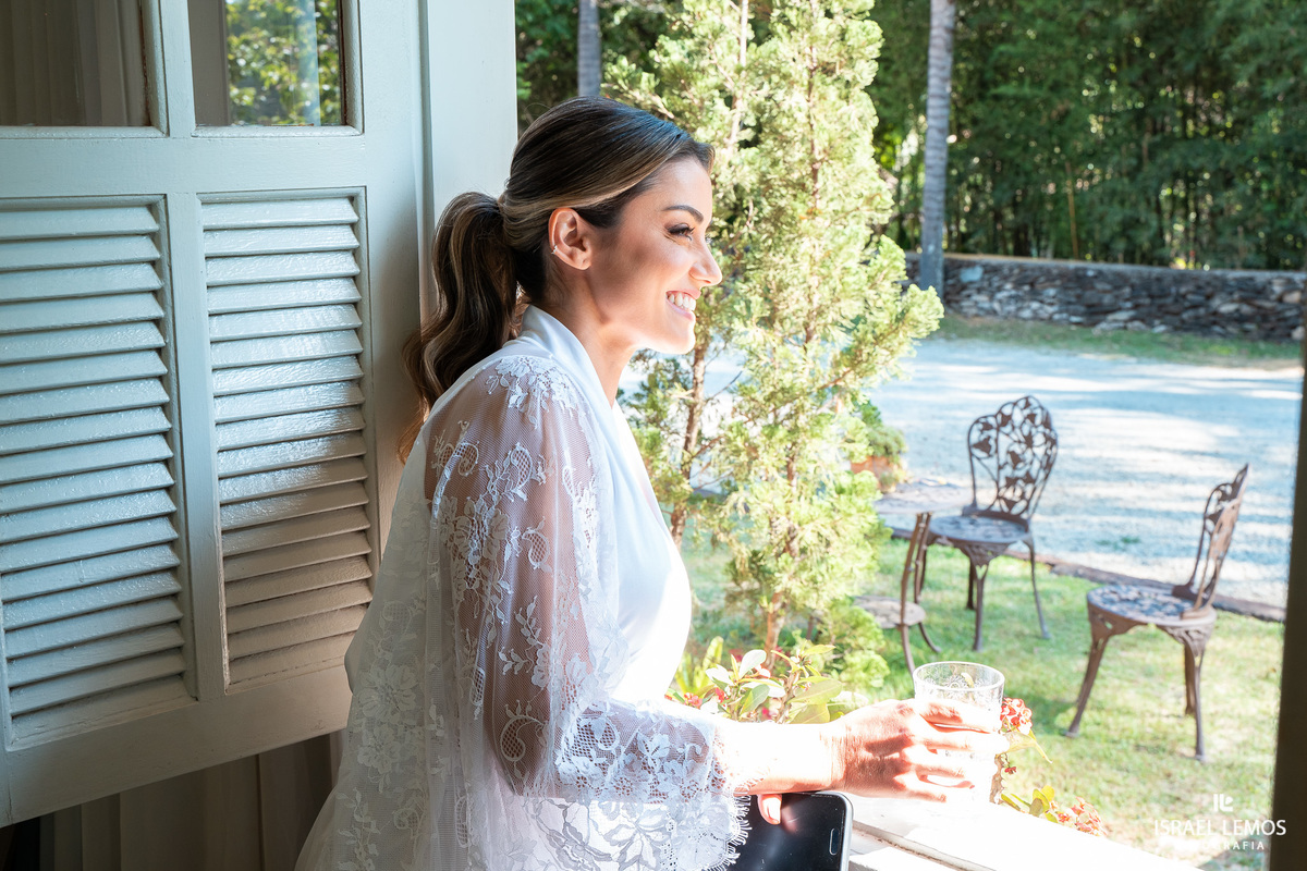 noiva se arrumando no Espaço Sanctuarium na cidade de betim