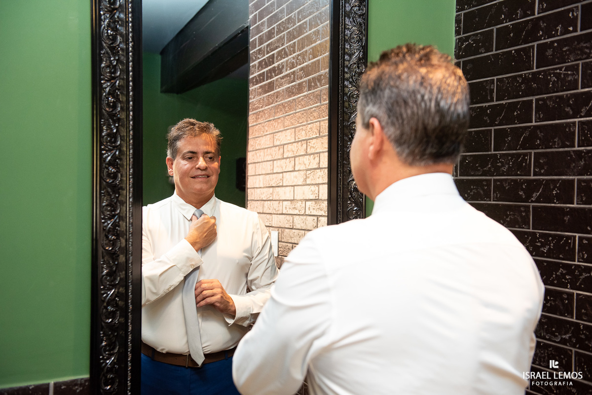 noivo se arrumando no Espaço Sanctuarium na cidade de betim