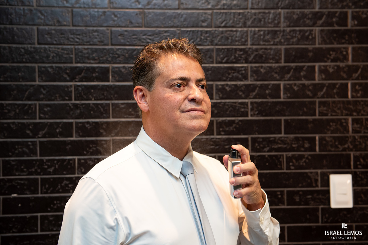 noivo se arrumando no Espaço Sanctuarium na cidade de betim