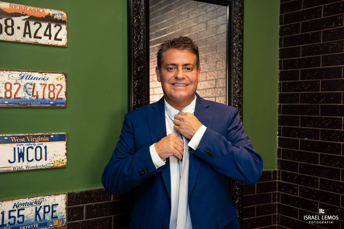 noivo se arrumando no Espaço Sanctuarium na cidade de betim