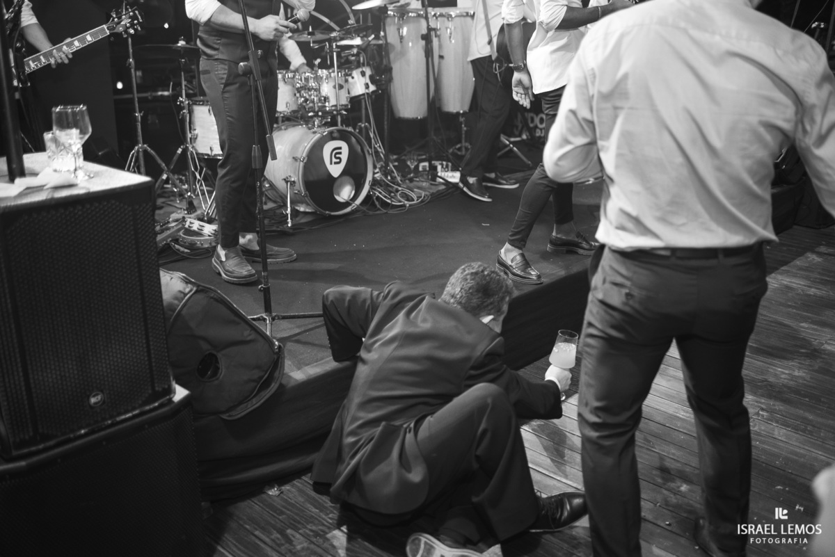 noivo cai em casamento em Espaço Sanctuarium 