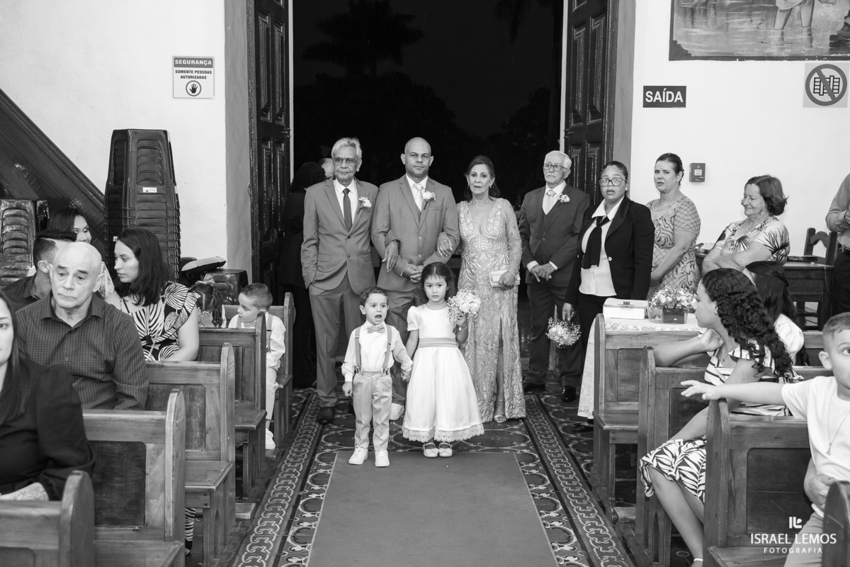 FOtografo de casamento em Mateus lemes faz lindas fotos na Igreja de Santo Antonio em Mateus leme com o fotografo Israel lemos 