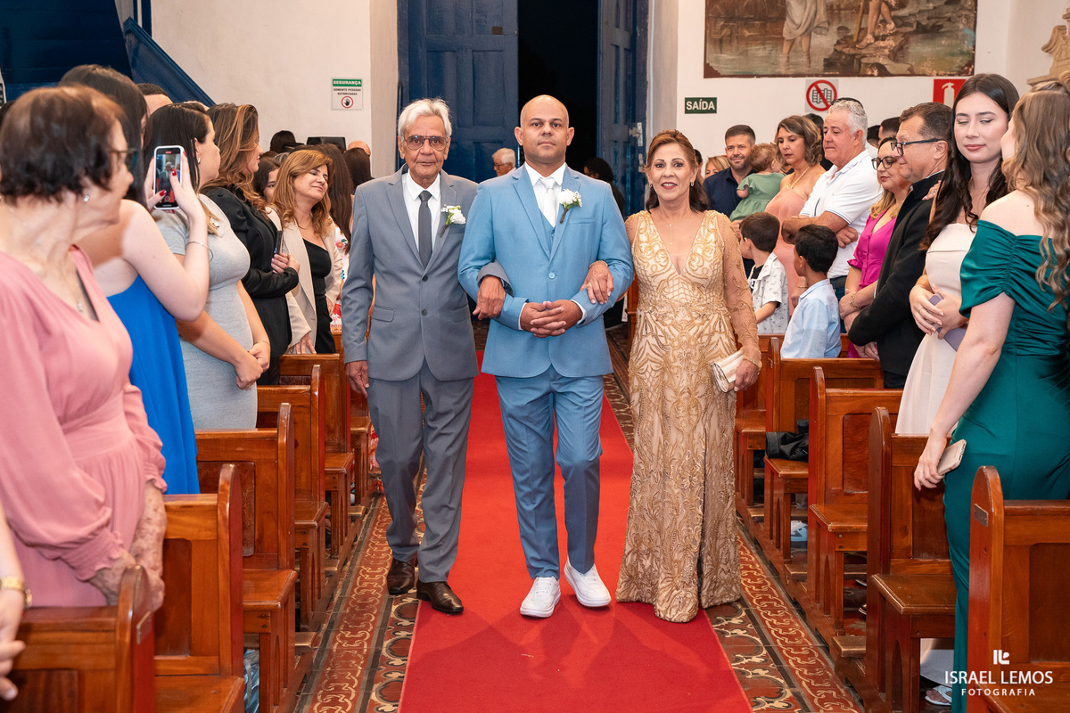 FOtografo de casamento em Mateus lemes faz lindas fotos na Igreja de Santo Antonio em Mateus leme com o fotografo Israel lemos 