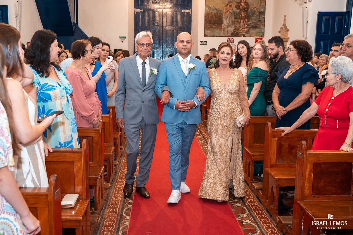 FOtografo de casamento em Mateus lemes faz lindas fotos na Igreja de Santo Antonio em Mateus leme com o fotografo Israel lemos 