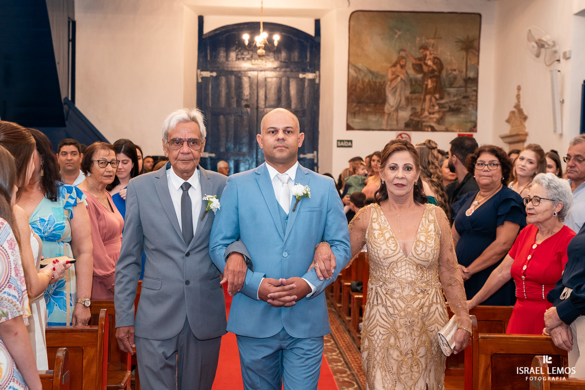 FOtografo de casamento em Mateus lemes faz lindas fotos na Igreja de Santo Antonio em Mateus leme com o fotografo Israel lemos 